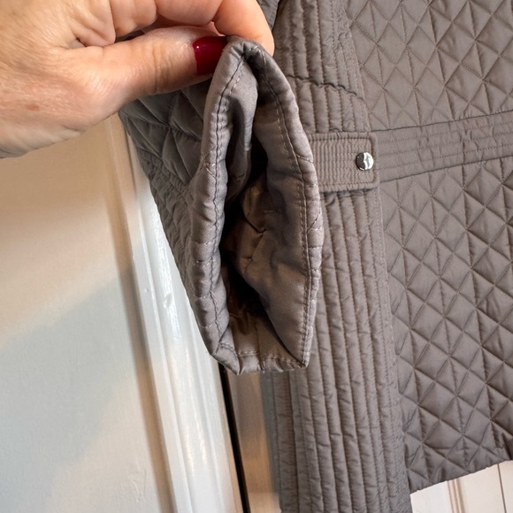 Liz Claiborne Quilted Puffer Jacket in Light Gray, Size XL, Zipper, Button, Hood - Picture 8 of 16
